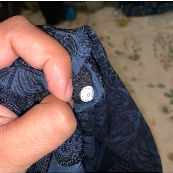 30 -Lululemon wunder under crop- high rise -21” inseam - navy/blk paisley - Picture 6 of 6